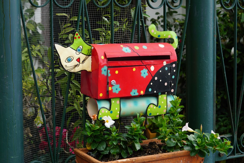 catmailboxpositanoscenery